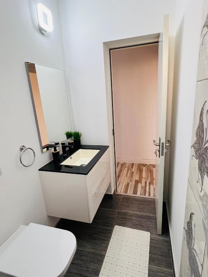 White One Apartman Petrozsény Kültér fotó