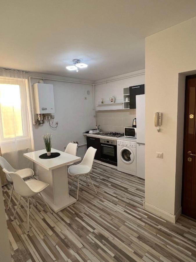 White One Apartman Petrozsény Kültér fotó
